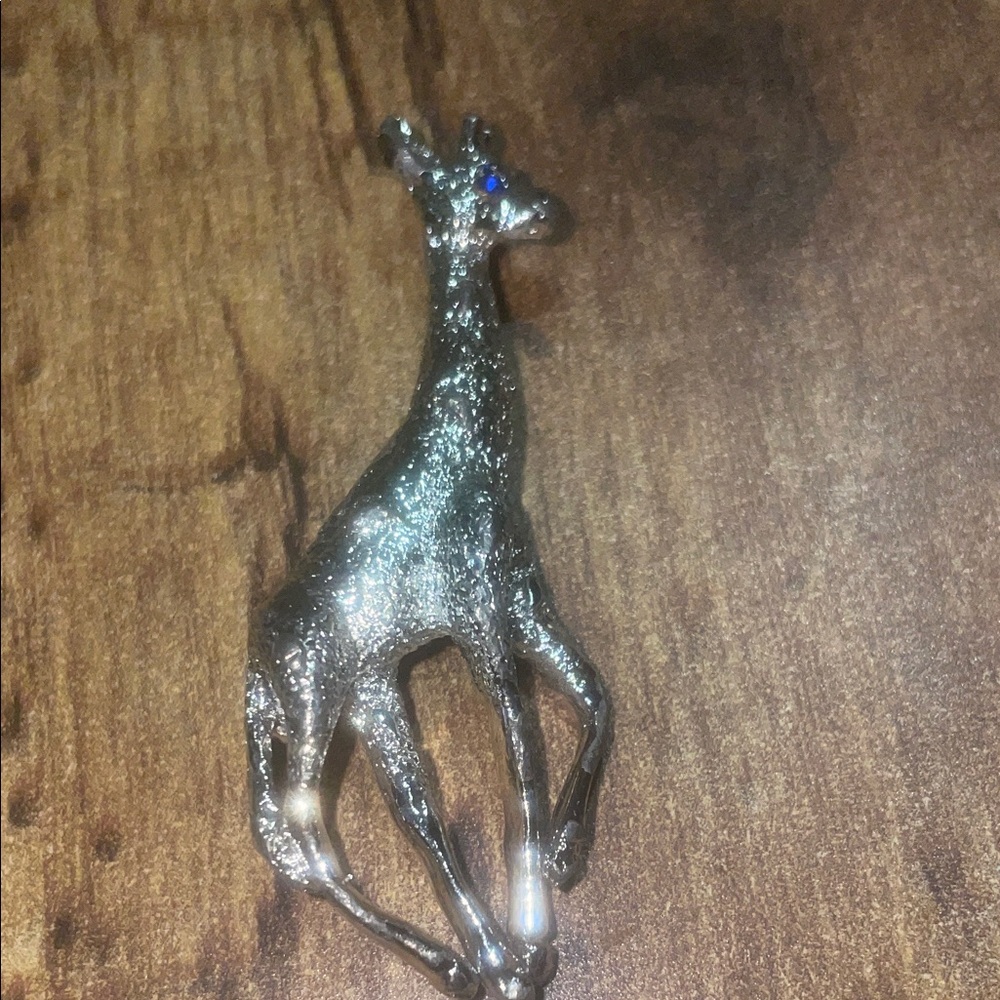 Giraffe Brooch - Picture 2 of 4